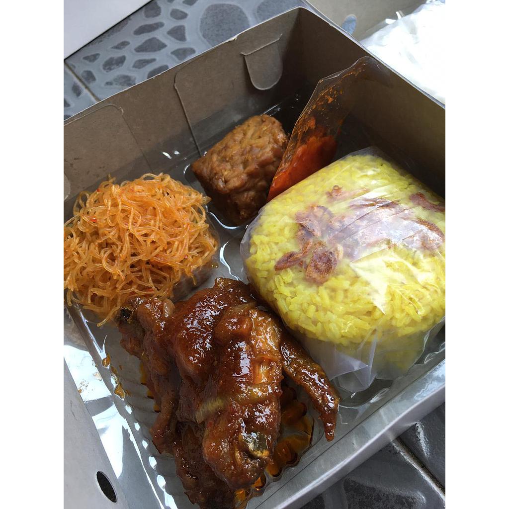 Paket Nasi Kuning